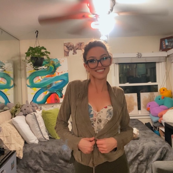 Women's Jacket - Picture 4 of 17